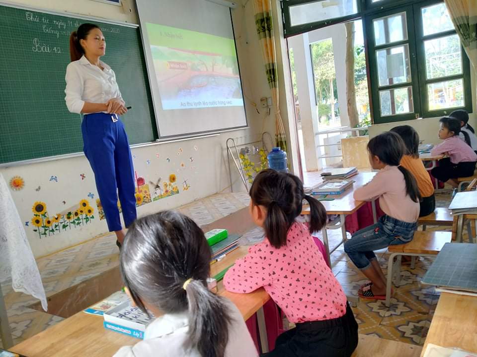 Cô giáo: Lường Thị Chiên đang giảng bài cho các em học sinh