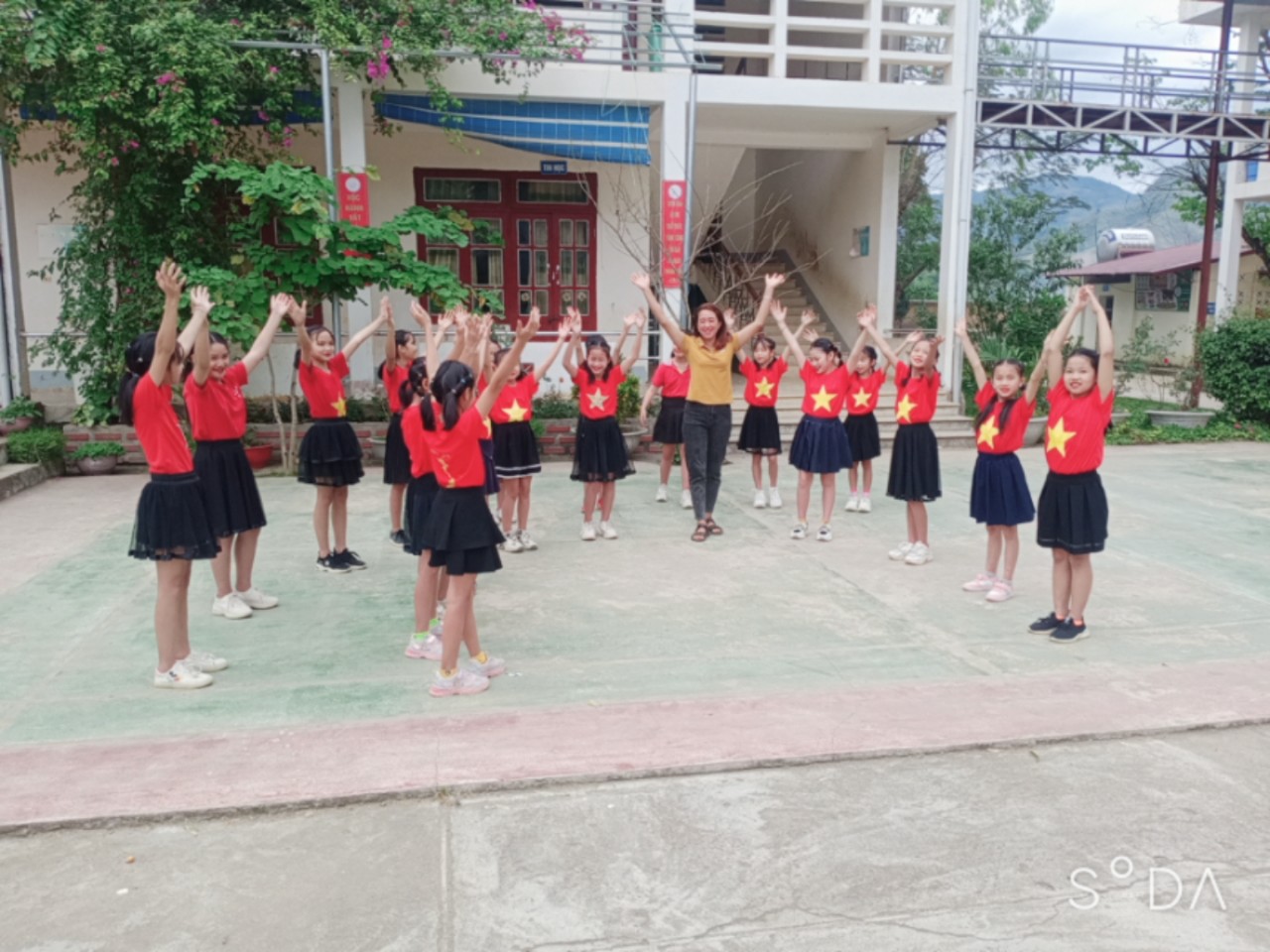 Tiết mục tham gia sân chơi đồng diễn Flashmob với chủ đề “Cùng KUN khỏe mạnh mỗi ngày” hưởng ứng chương trình “Thiếu nhi Việt Nam – Học tập tốt, rèn luyện chăm” của học sinh trường PTDTBT TH Luân Giói