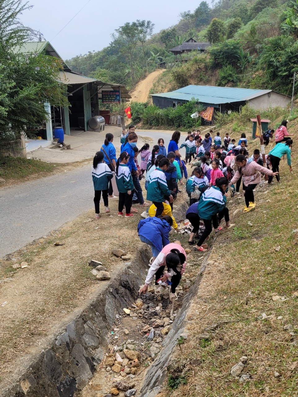 PHONG TRÀO "MỘT PHÚT SẠCH TRƯỜNG" CỦA HỌC SINH TRƯỜNG  PTDTBT TH LUÂN  GIÓI