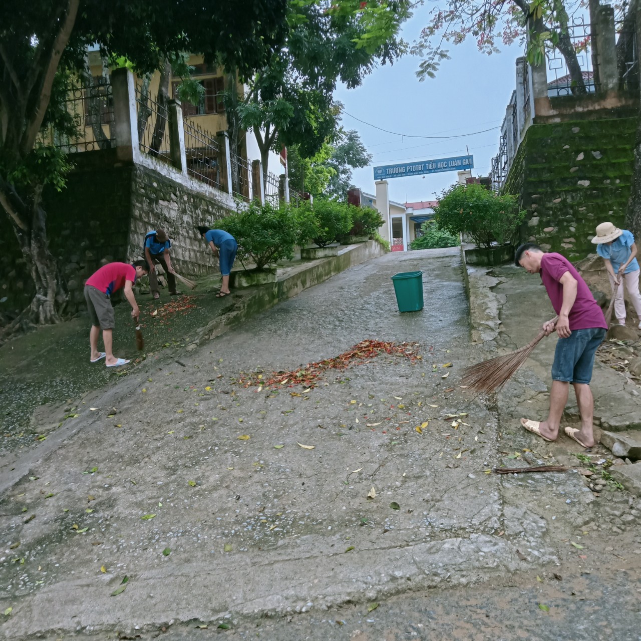 Buổi  lao động trong hè tập thể giáo viên, nhân viên trường PTDTBT Tiểu học Luân Giói