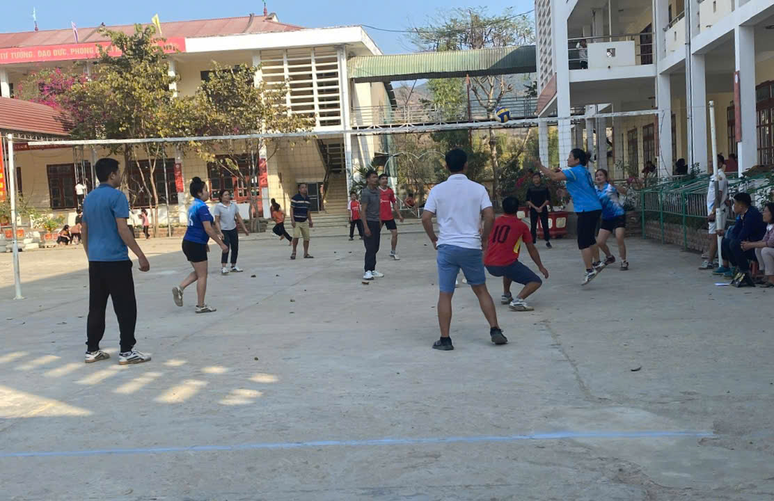 HOẠT ĐỘNG KHAI XUÂN CỦA THẦY CÔ VÀ CÁC EM HỌC SINH TRƯỜNG PTDTBT TH LUÂN GIÓI